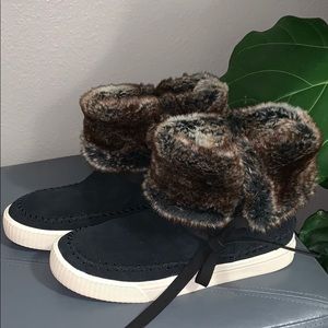 Toms Vista Black Suede Boots with Faux Fur